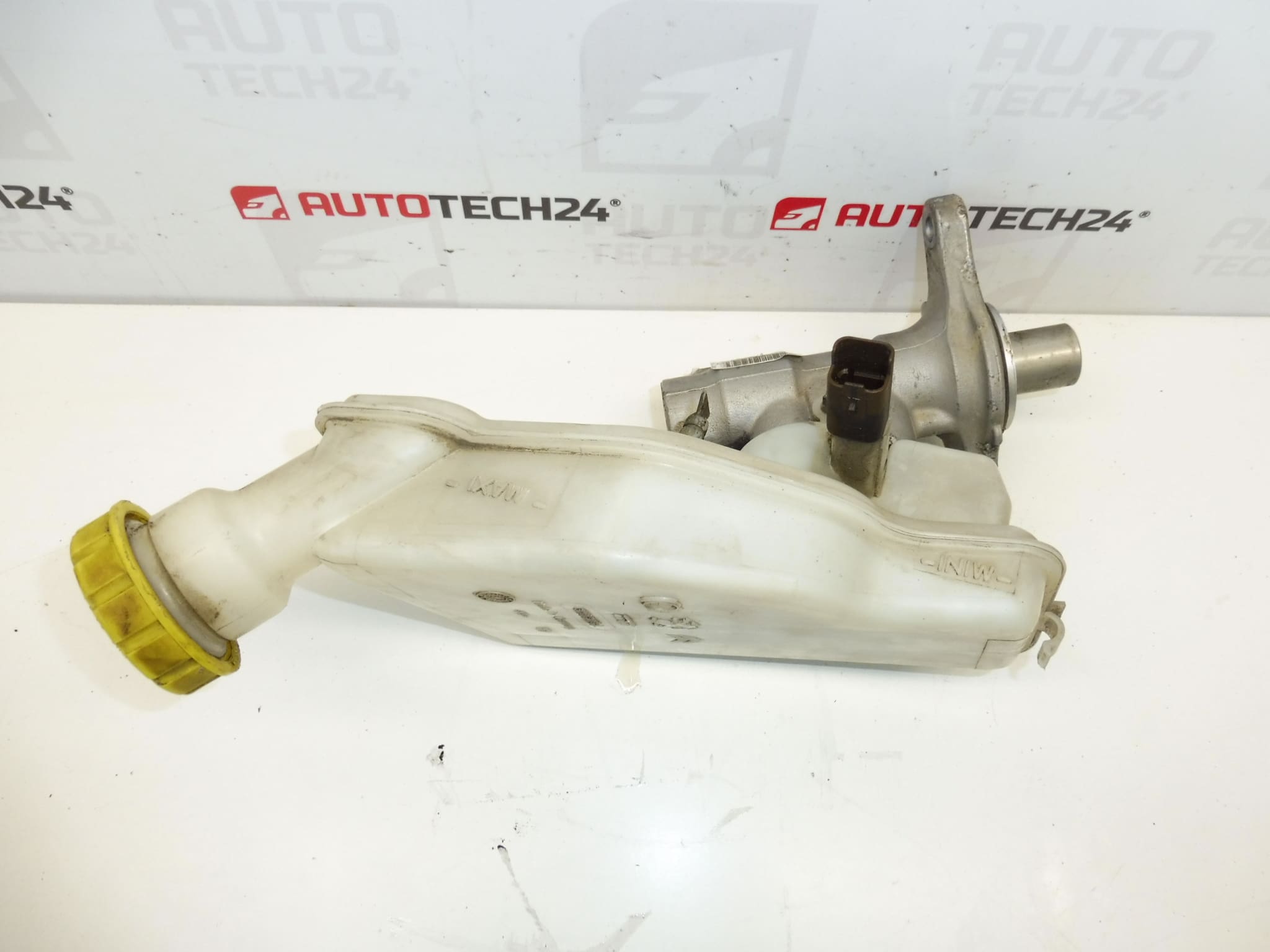 Master brake cylinder with reservoir Citroën Peugeot 4601R7 463592