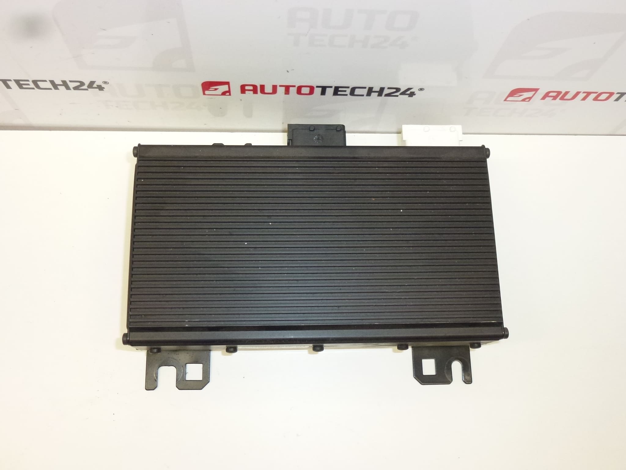 Amplifier JBL Citroën Peugeot 9653383680 6560LZ