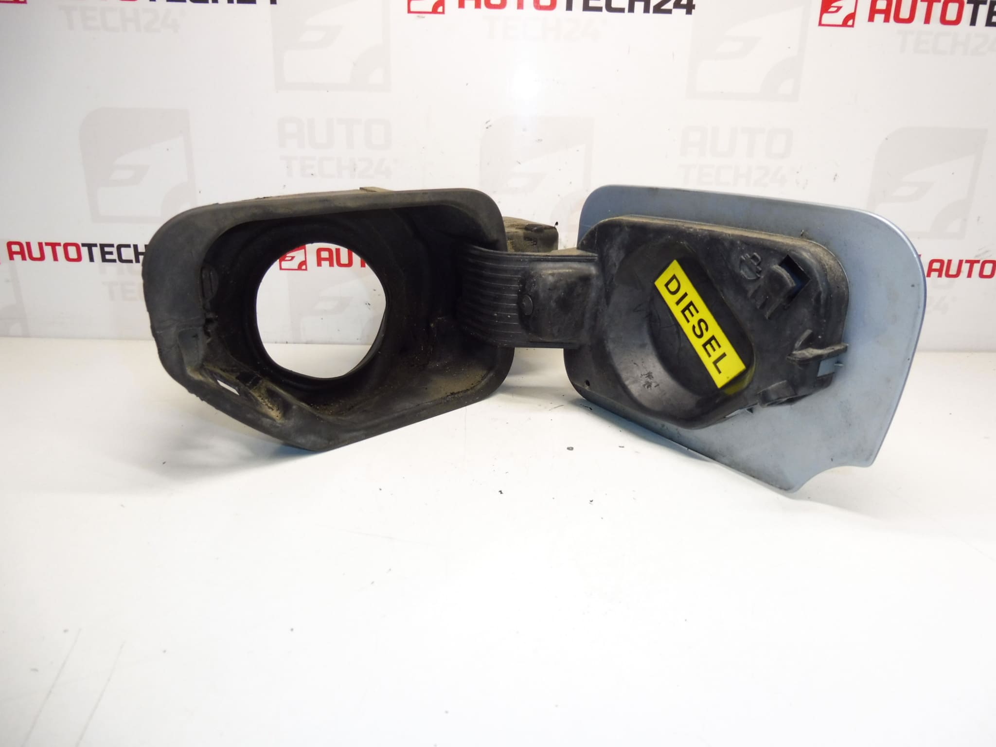 Fuel Cap Cover Peugeot 407 1517A6 151877 EYLC - Image 2