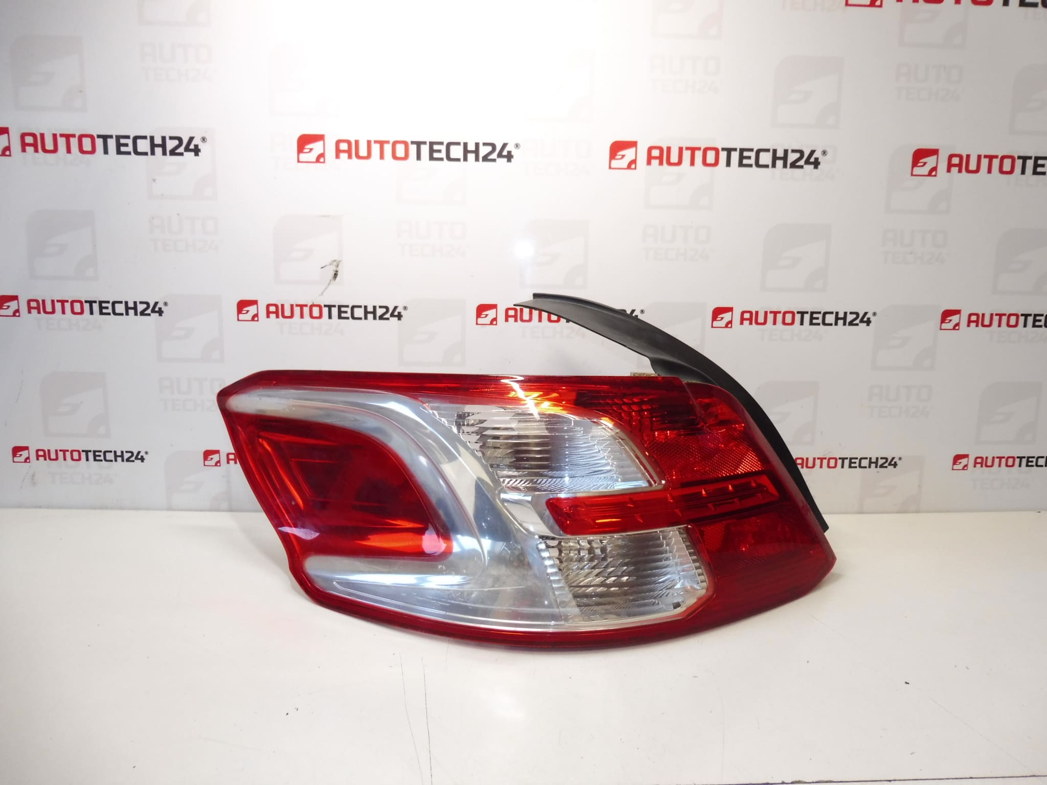 Rear left light Peugeot 301 9674807780