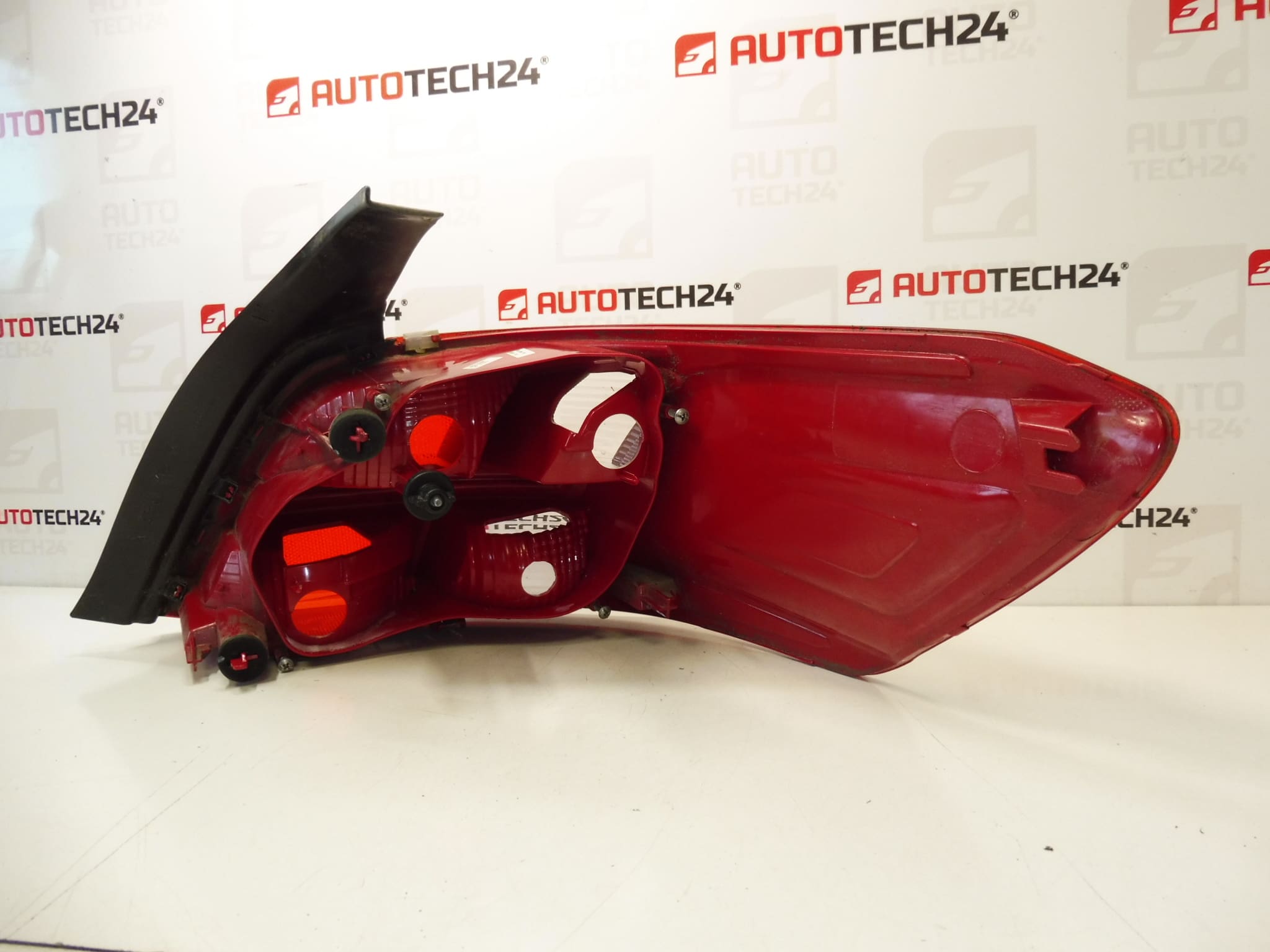 Rear Left Light Peugeot 301 9674807780 - Image 2