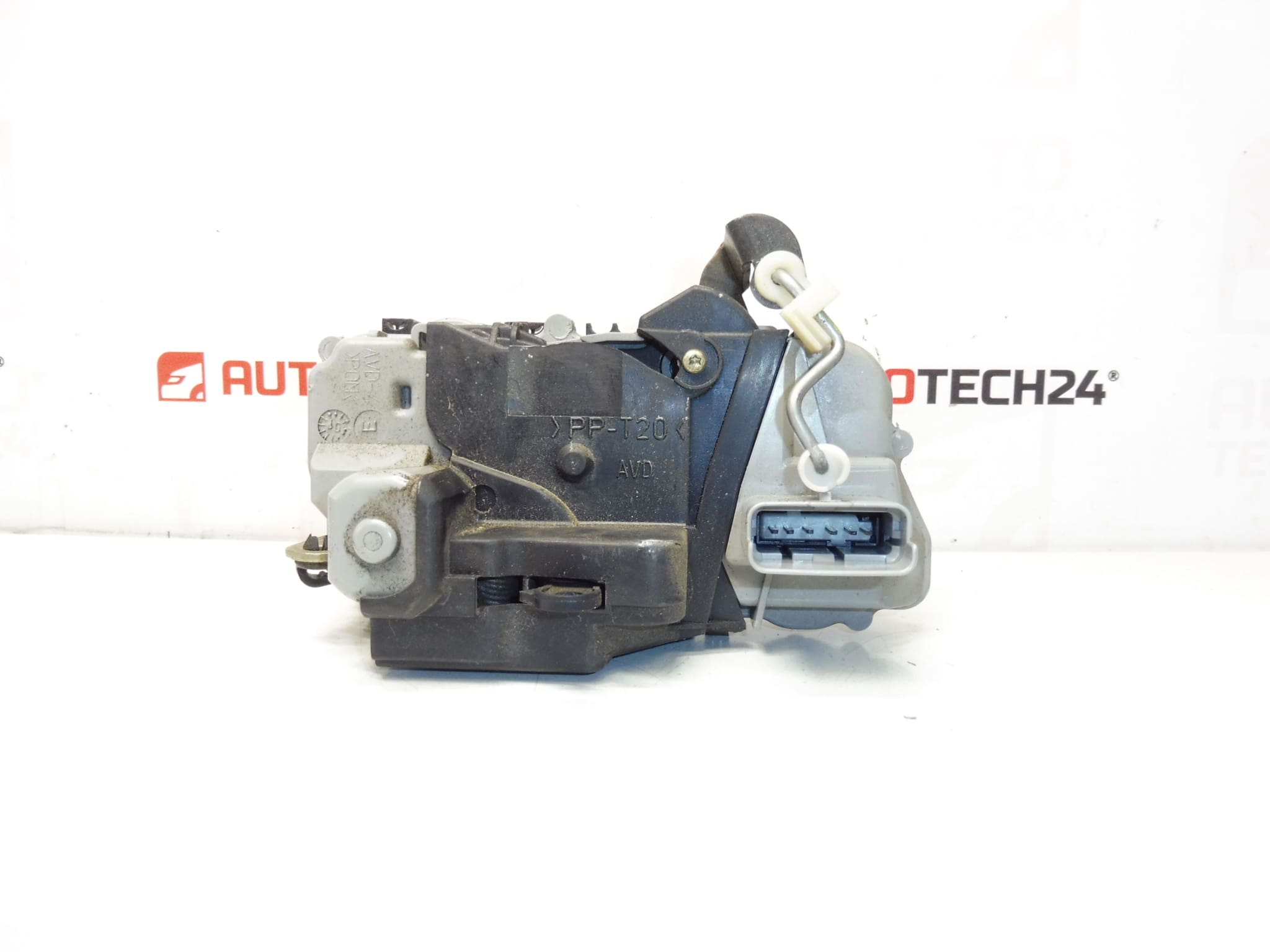 The right door lock Peugeot 307 3-door 9136k8