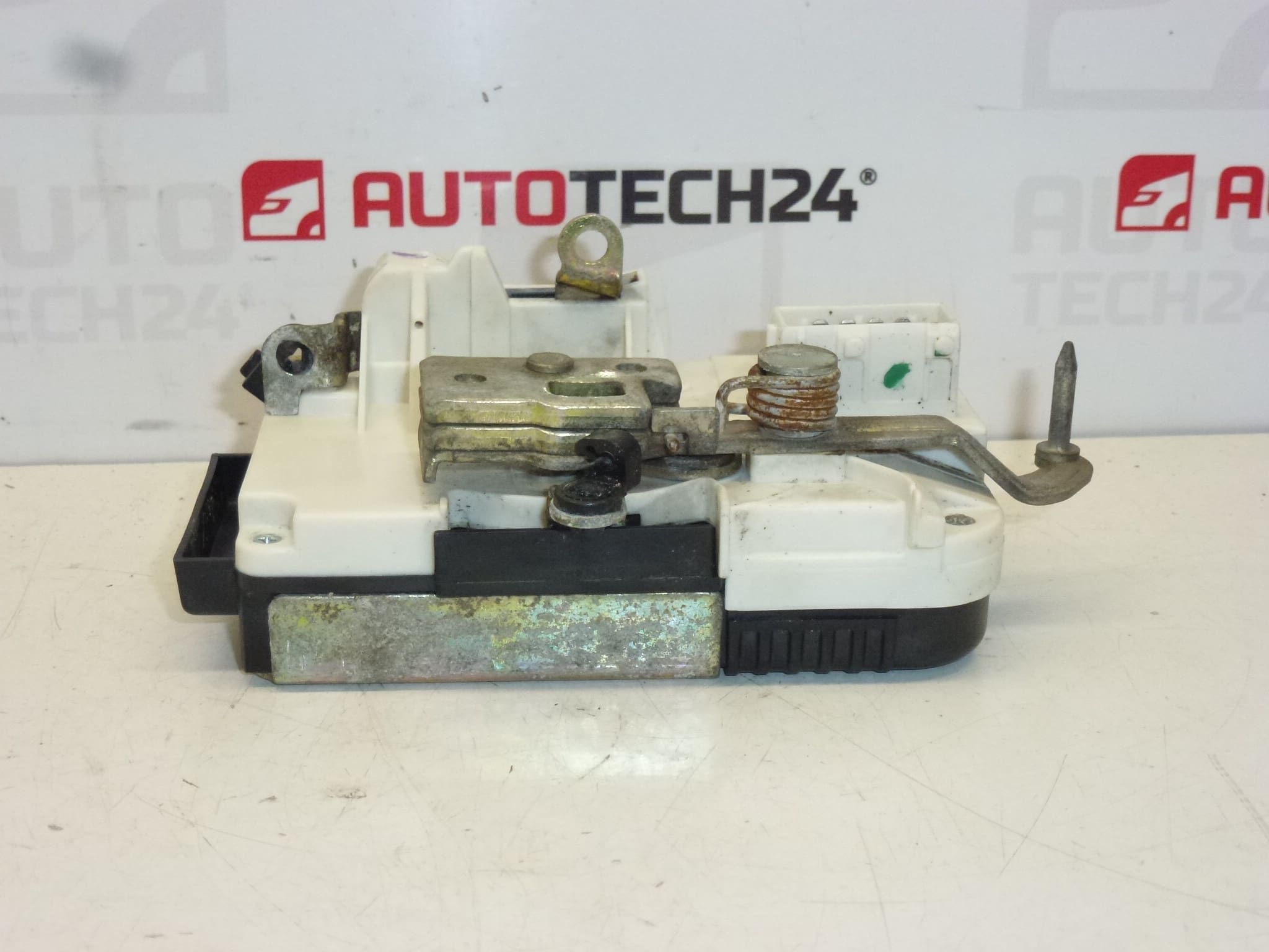 Left Front Door Lock Citroën Peugeot 9135L5 - Image 2