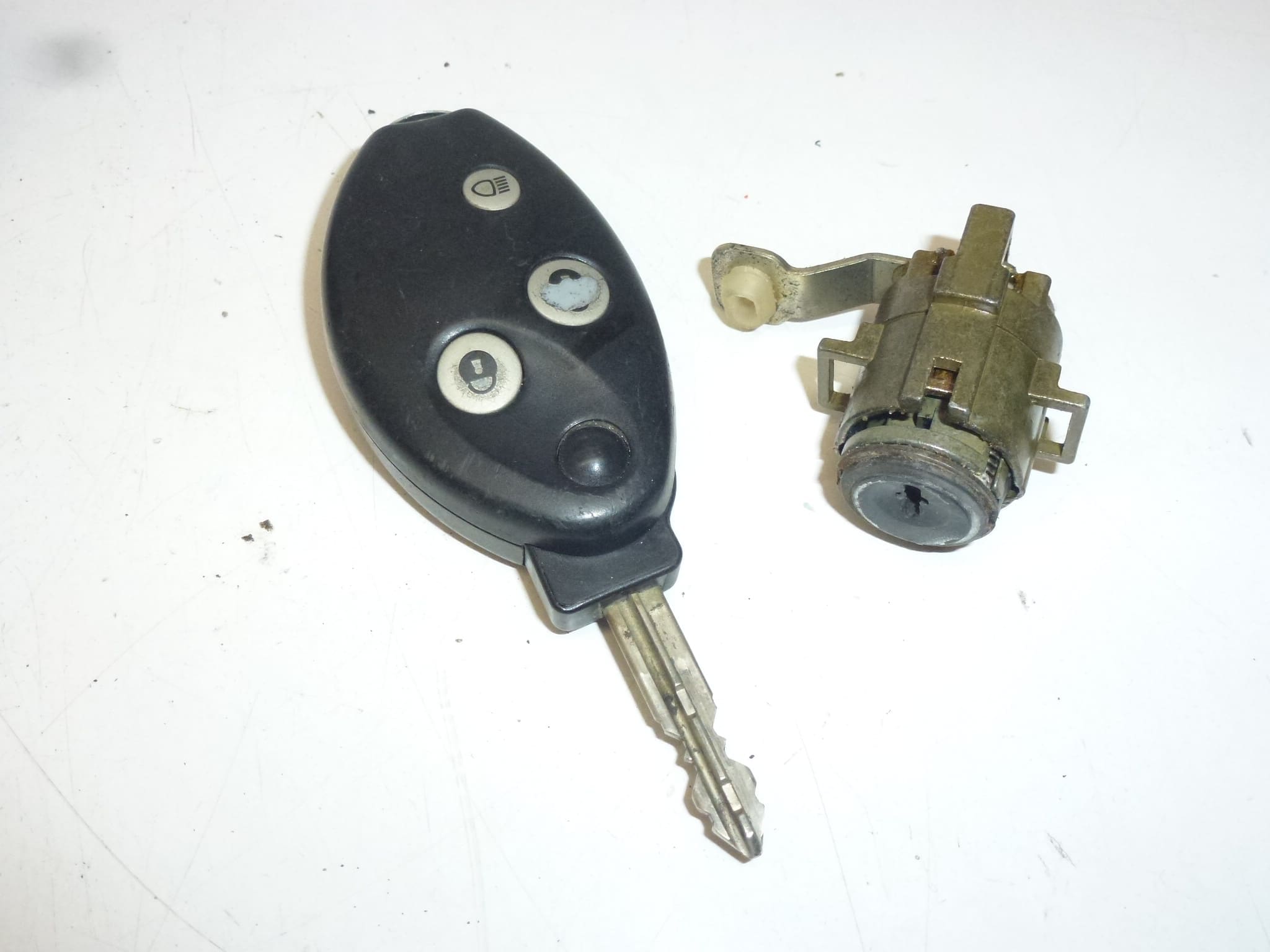 Lock set with 1 remote key for Citroën C5 (2005-2007) 4162HE - Image 2