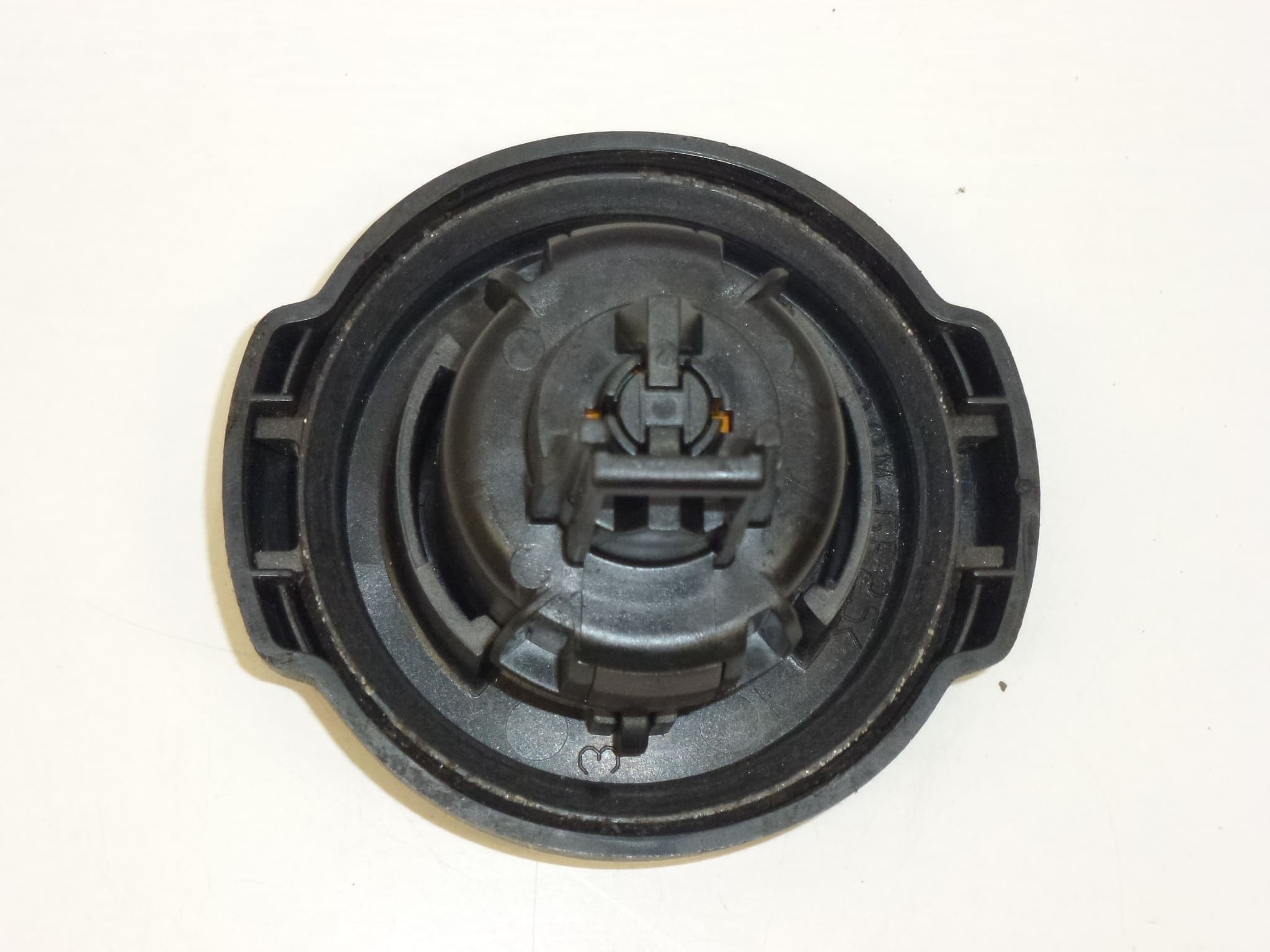 Used ignition switch and fuel filler cap with one key for Citroën and Peugeot, part numbers 4162EA and 1508H7 - Image 2