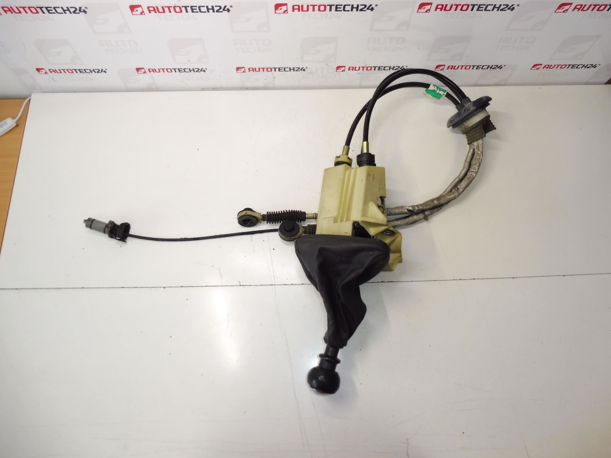 The backdrop and the shift of 6 speeds Citroën Peugeot 2400P7 2444x8 241059