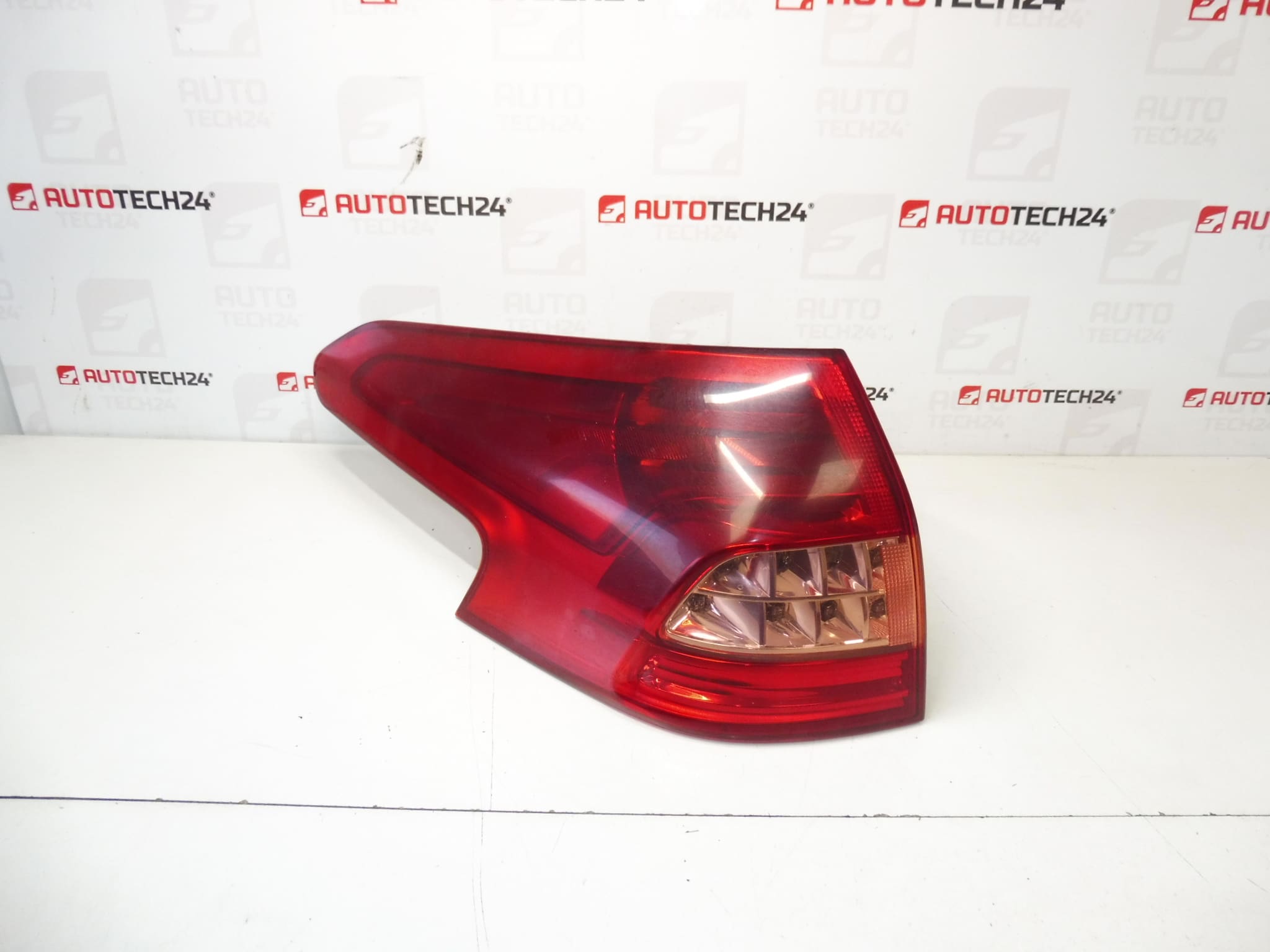 Rear left light to the fender Citroën C5 x7 9681074180 6351FA