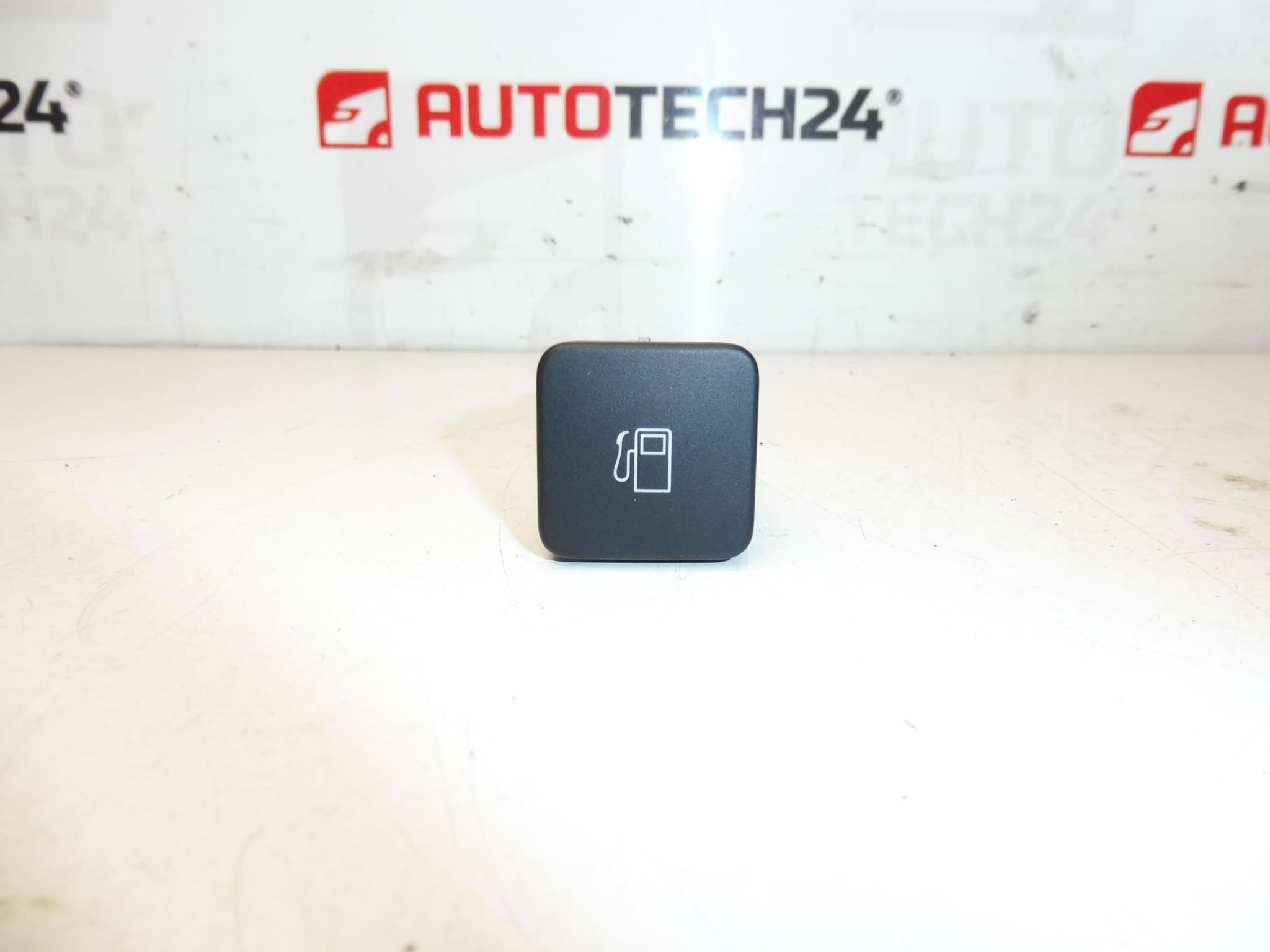 Opening the Citroën DS 9664235Du Fuel Tank