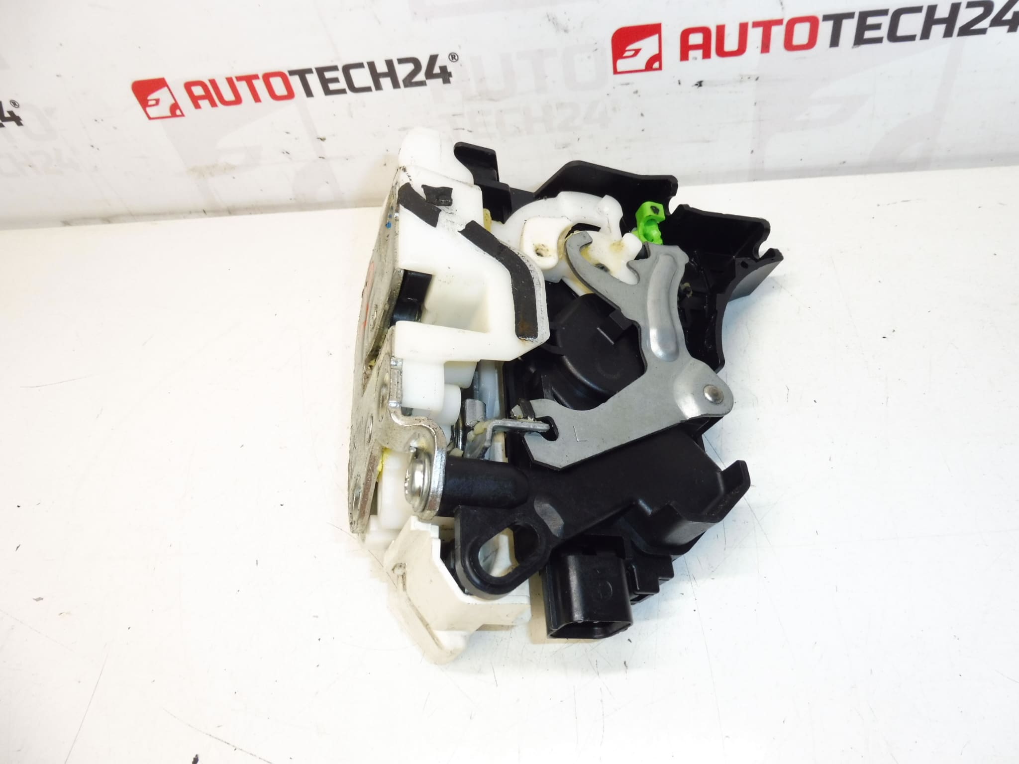 Front left door lock for Citroën C-Crosser / Peugeot 4007 - Image 2