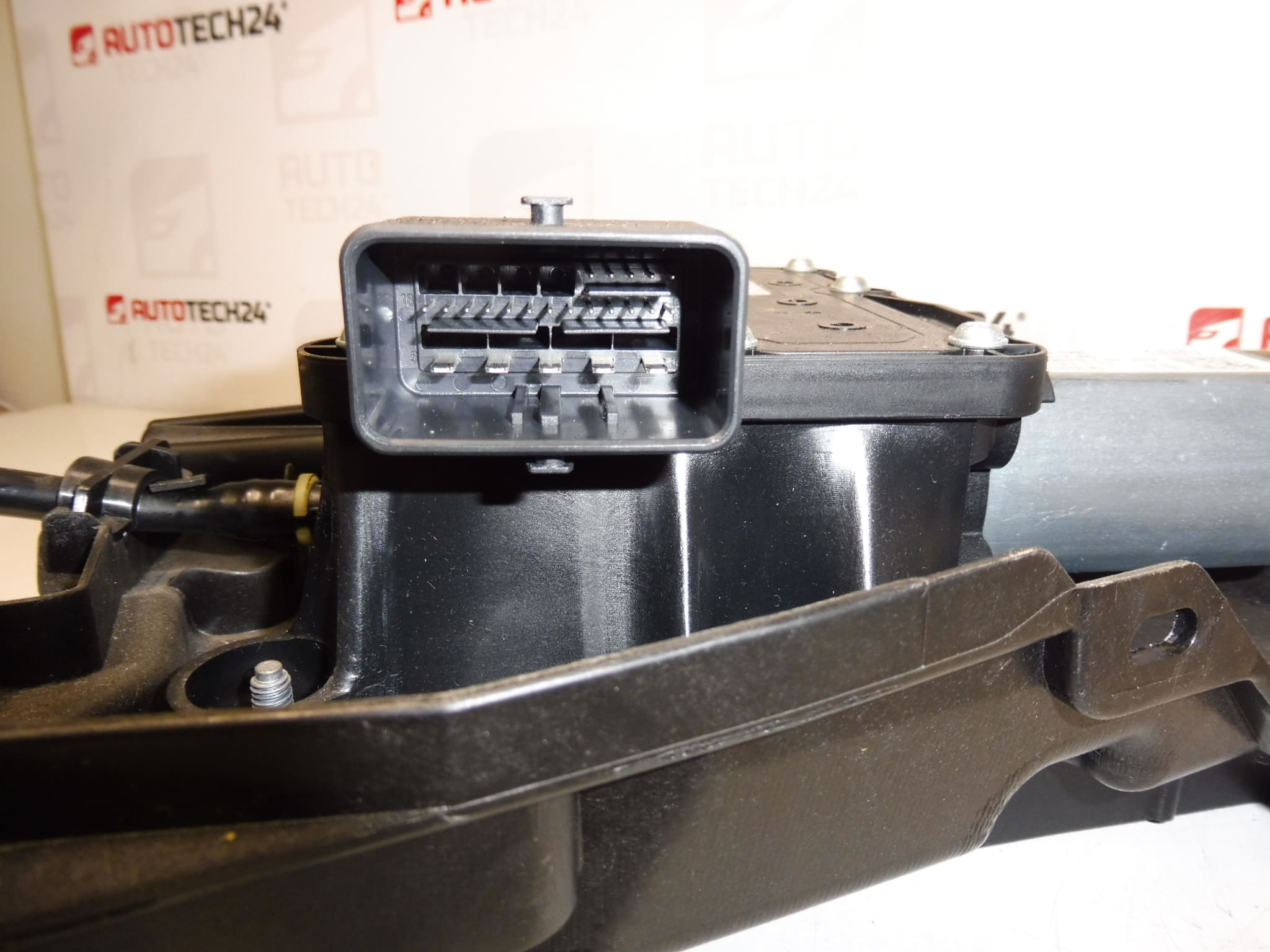 Electronic handbrake Peugeot 3008 I 0204280099 9684898480 470209 - Image 2