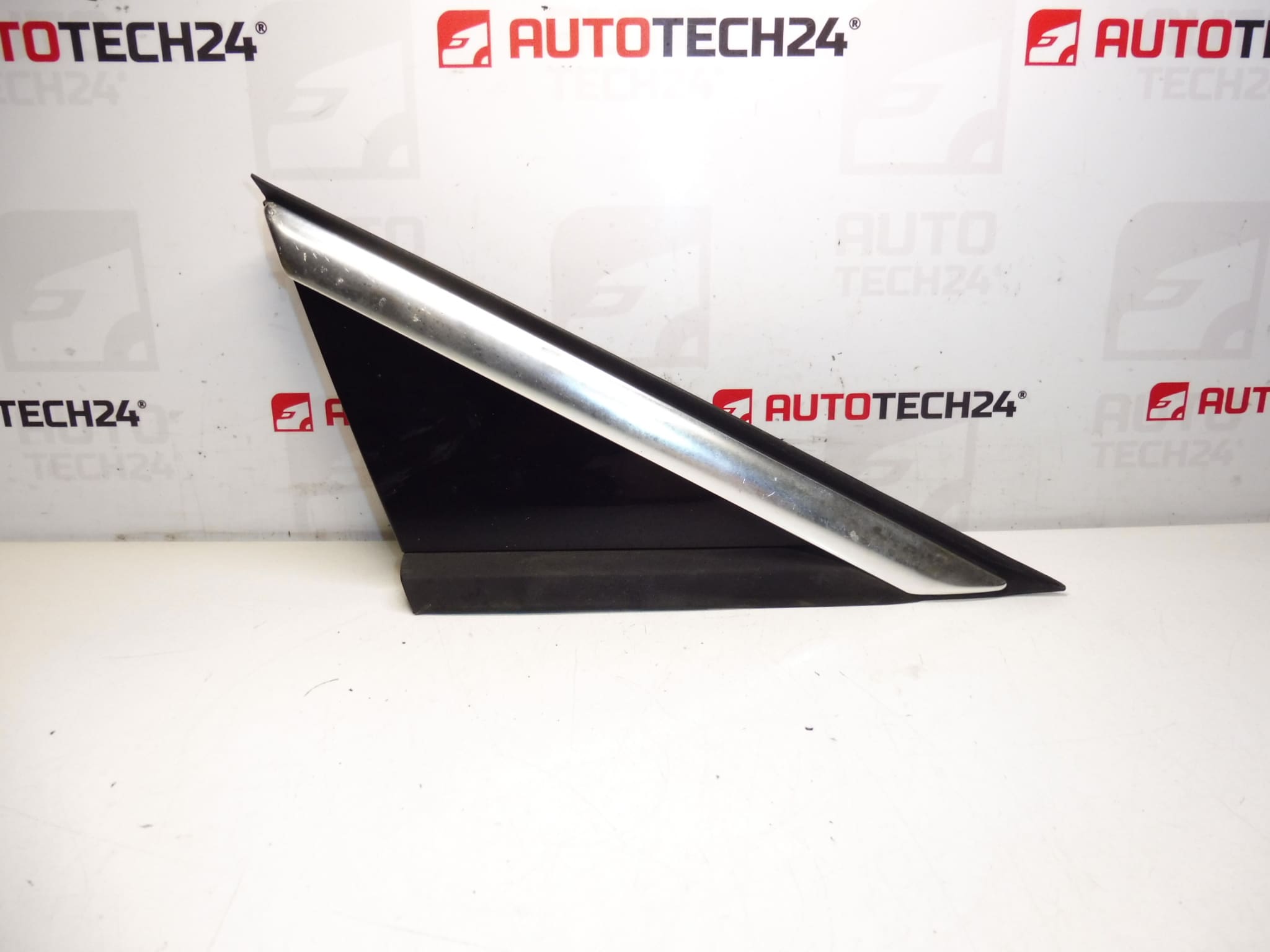 Cover in front of the right mirror Peugeot 3008 and 5008 96842432XY 9025T0