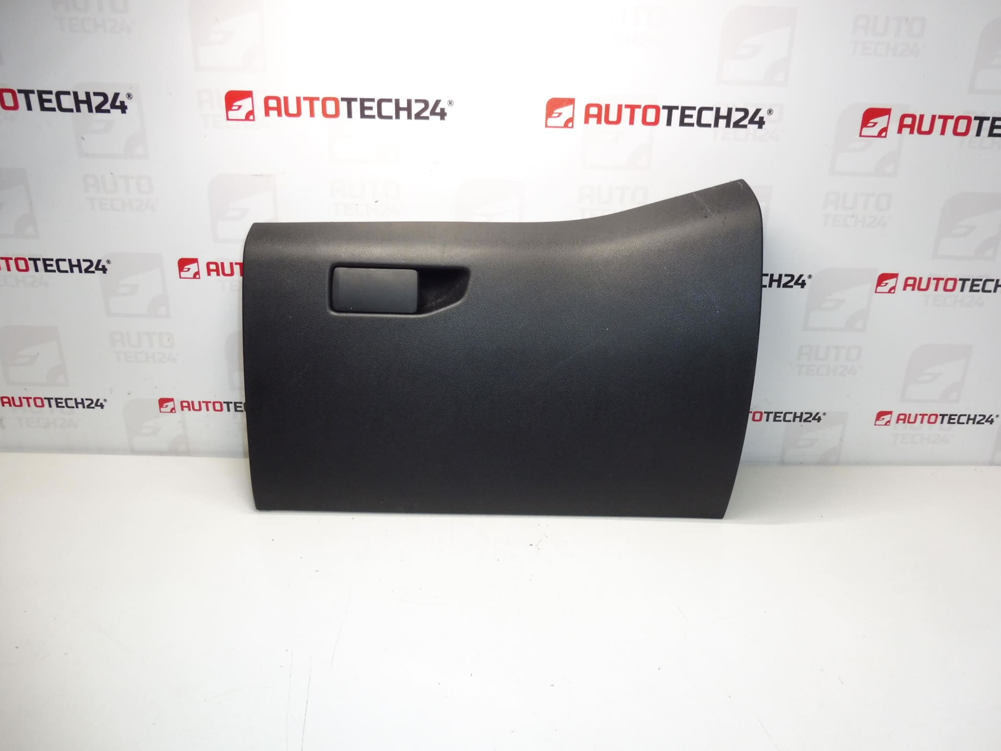 Peugeot 308 T9 storage side cover 16108047ZD
