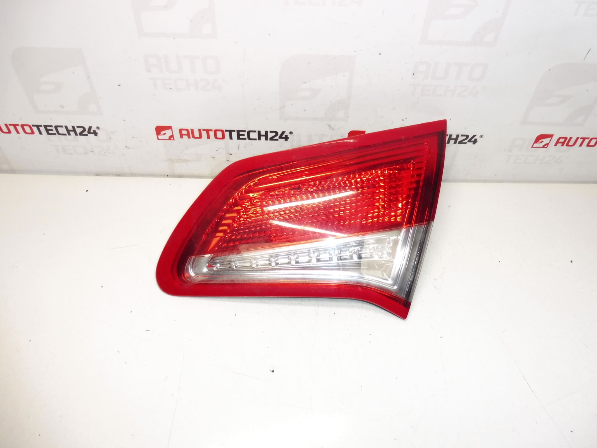 Decorative frame of the right rear lamp Citroën C4 II 9672155480 7453E4