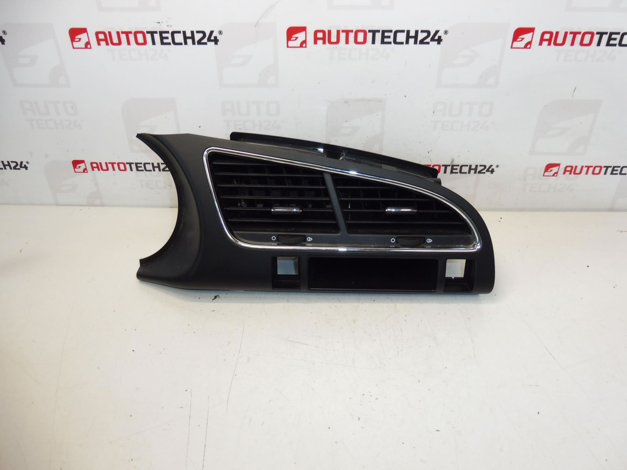 Center panel Peugeot 3008 5008 823114