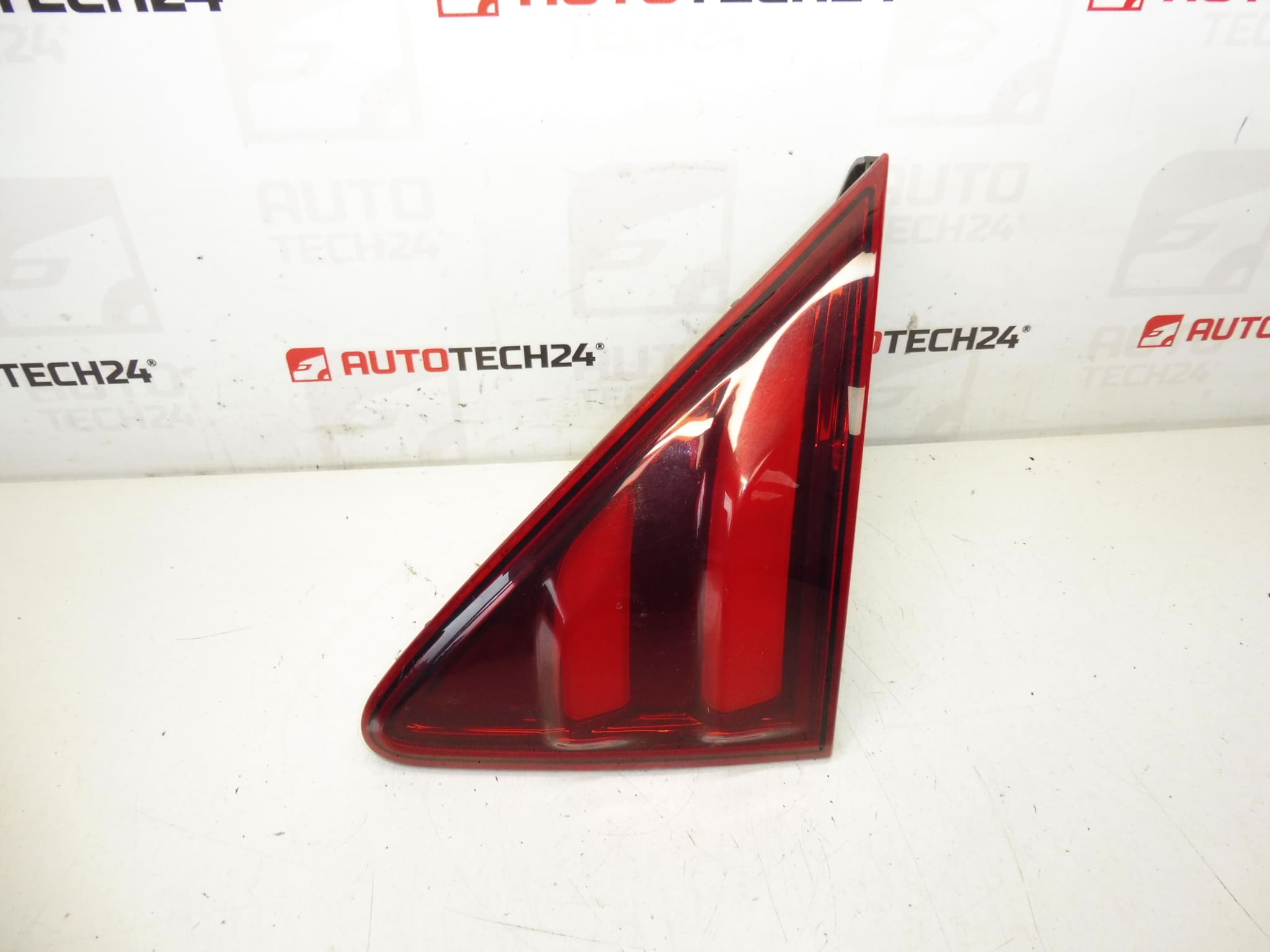 Peugeot 3008 lid rear right headlight 9805511280