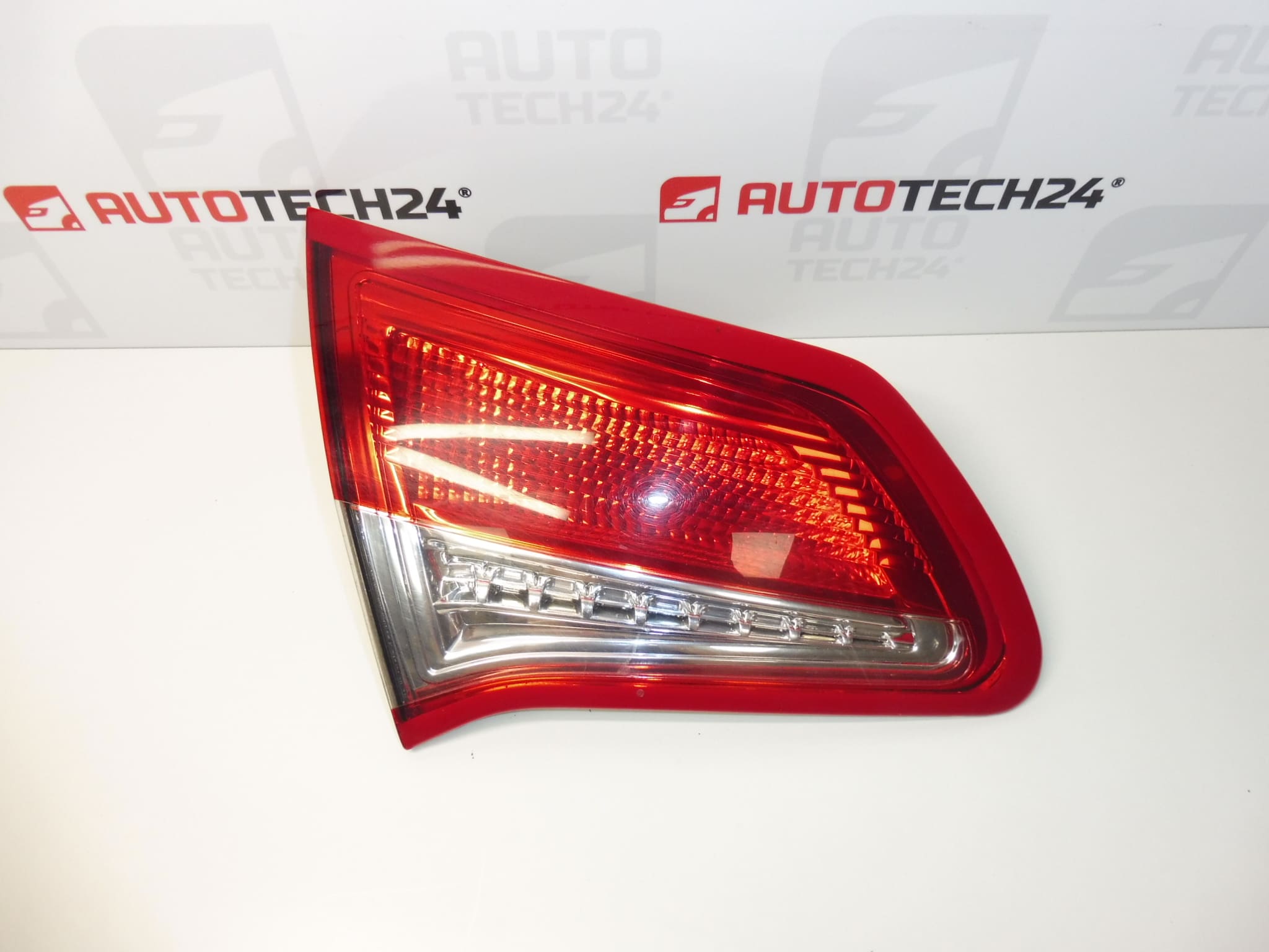 Decorative frame of the left rear lamp Citroën C4 II 9672155880 7453E4